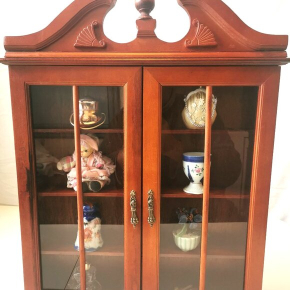 1960s Solid Wood Curio Cabinet w/ Teardrop Brass Pull AND 8 Vintage Knick-Knacks - Picture 12 of 13